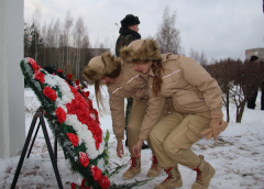 В Радужном почтили память неизвестного солдата