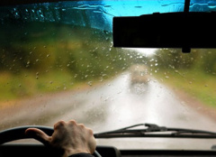 Информация для автовладельцев о правилах управления автомобилем в условиях сильного дождя