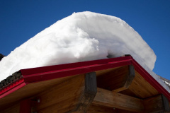 Снег на крыше источник опасности