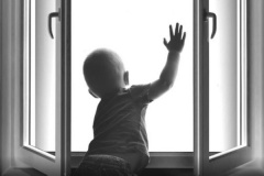 Ребенок у окна. Источник опасности!
