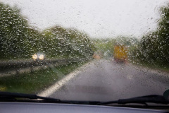Информация для автолюбителей о правилах управления автомобилем в условиях сильного дождя
