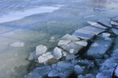 Памятка о мерах безопасности на тонком льду  и в период весеннего паводка