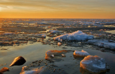 Апрельский лед под действием положительных температур стал небезопасным