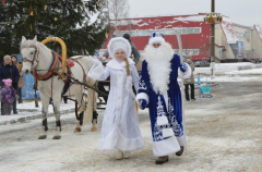 Радужане встретили Деда Мороза и Снегурочку